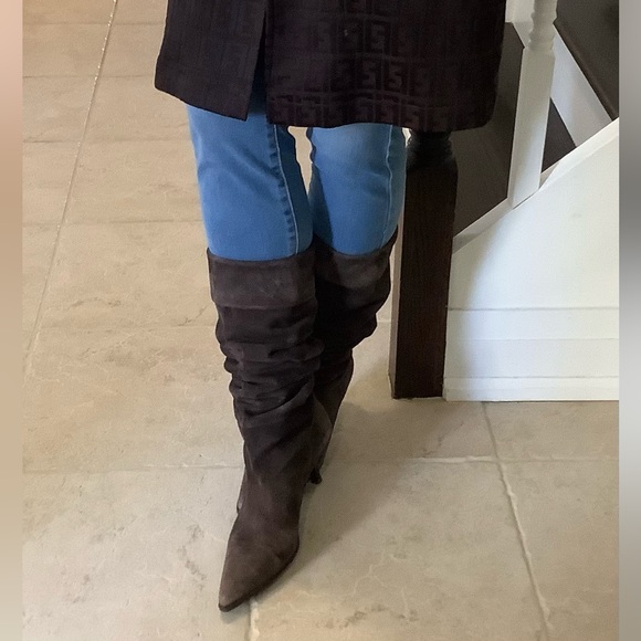 Gucci brown suede boots. - Picture 1 of 8